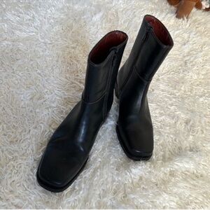 Cole Haan Country black leather boots Sz 6 Square Toe Side Zipper Buckle detail